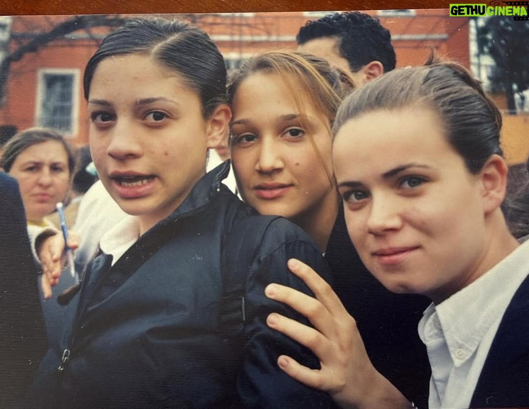 Gupse Özay - 113.4K Likes - Hey gidi.. Küçük Gupse
2002 mezunları grubunu açıp bizi 4 gündür ortaokul ve lise fotoğraflarıyla nostaljiye boğan dostlara selam 🤗