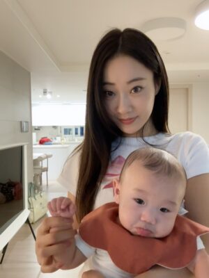 Gyeongree Instagram - 제가 조카를 너무나 LOVE 해요..❤️‍🔥 모음집
#조카사랑

요즘 나의 잠자기 전 루틴은 조카사진 보고 미소지으며 잠들기👶🏻
