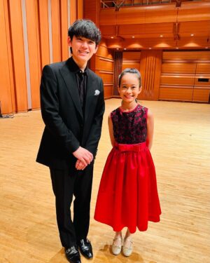 HIMARI Instagram - I played the Brahms piano quintet💓
This member is the best👍😍
#violin #concert #brahms #reruit #violinist
#music #risahokamura #himari #kaitokobayashi #canonshibata #sakiishida
#kioihall #tokyo #fun #classic