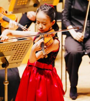 HIMARI Instagram - It was a performance with the New Japan Philharmonic and conductor Jean-Christophe Spinosi🎻🥰
#violin #violinist #concerto #classic #wieniawski #paganini #bach #performance #fun #himari #newjapanphilharmonic #orchestra