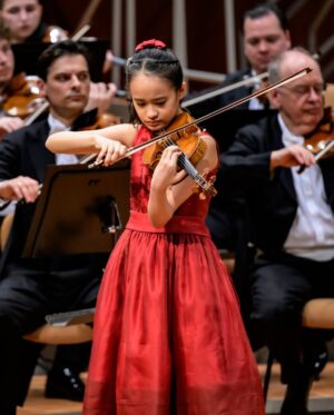 HIMARI Instagram - 🎻🎶Join us LIVE this evening for a concert conducted by Sebastian Weigle with soloist Himari. On the programme: Weber's Oberon Overture, Wieniawski's Concerto for Violin No. 1, and Schubert's Symphony No. 8. Here some impressions from the concert on Thursday. 📸 Bettina Stöß
#BerlinPhil #DigitalConcertHall #Livemusic #Himari #SebastianWeigle