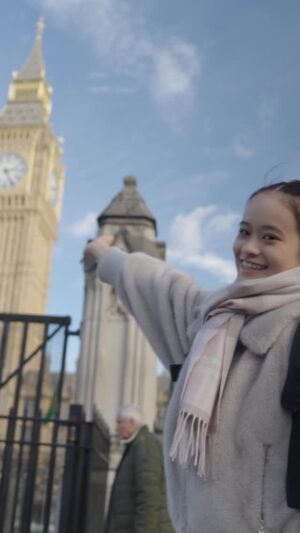 HIMARI Instagram - This week I made my debut with the @londonphilharmonicorchestra and got to explore London for the first time! I have had an amazing time on and off the stage, here I am out and about in London with @deccaclassics 🇬🇧🎻🎶
#London #Violin #ClassicalMusic #Orchestra