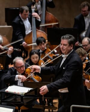 HIMARI Instagram - 🎻🎶Join us LIVE this evening for a concert conducted by Sebastian Weigle with soloist Himari. On the programme: Weber's Oberon Overture, Wieniawski's Concerto for Violin No. 1, and Schubert's Symphony No. 8. Here some impressions from the concert on Thursday. 📸 Bettina Stöß
#BerlinPhil #DigitalConcertHall #Livemusic #Himari #SebastianWeigle