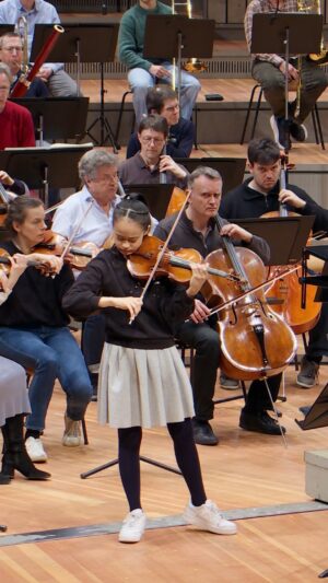 HIMARI Instagram - ✨🎻A dream comes true: violinist Himari makes her debut this week with the Berliner Philharmoniker, performing Wieniawski's Violin Concerto No. 1 with Sebastian Weigle conducting. Join us live in the Digital Concert Hall on Saturday.
#BerlinPhil #DigitalConcertHall #Himari #SebastianWeigle #Violin