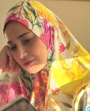 Haala Shiha Instagram - قرنَ اللهُ تعالى عبادتَهُ وحده — وهي أعظمُ العبادات — ببرِّ الوالدين، فجعل الإحسان إليهما بعد توحيده، ليُبيِّن عِظَم قدرهما ورفعة مكانتهما عنده سبحانه
📖 أولًا: آيات من القرآن الكريم

﴿وَقَضَىٰ رَبُّكَ أَلَّا تَعْبُدُوا إِلَّا إِيَّاهُ وَبِالْوَالِدَيْنِ إِحْسَانًا﴾
الإسراء: 23

﴿وَبِالْوَالِدَيْنِ إِحْسَانًا﴾
البقرة: 83

﴿وَاخْفِضْ لَهُمَا جَنَاحَ الذُّلِّ مِنَ الرَّحْمَةِ﴾
الإسراء: 24

﴿وَقُل رَّبِّ ارْحَمْهُمَا كَمَا رَبَّيَانِي صَغِيرًا﴾
الإسراء: 24

﴿أَنِ اشْكُرْ لِي وَلِوَالِدَيْكَ﴾
لقمان: 14

﴿وَوَصَّيْنَا الإِنسَانَ بِوَالِدَيْهِ ۖ حَمَلَتْهُ أُمُّهُ وَهْنًا عَلَىٰ وَهْنٍ﴾
لقمان: 14

﴿وَحَمْلُهُ وَفِصَالُهُ ثَلَاثُونَ شَهْرًا﴾
الأحقاف: 15

⸻

🌸 ثانيًا: أحاديث نبوية شريفة

• قال رجل: يا رسول الله، من أحق الناس بحسن صحابتي؟
قال: أمك.
قال: ثم من؟
قال: أمك.
قال: ثم من؟
قال: أمك.
قال: ثم من؟
قال: أبوك.
متفق عليه

• قال رسول الله ﷺ: “الجنة تحت أقدام الأمهات”
حديث حسن

• قال ﷺ: “رضا الرب في رضا الوالد، وسخط الرب في سخط الوالد”
الترمذي

• قال ﷺ: “أنت ومالك لأبيك”
ابن ماجه

• قال ﷺ: “أحب الأعمال إلى الله: الصلاة على وقتها”
قيل: ثم أي؟
قال: بر الوالدين
متفق عليه

⸻

🌼 ثالثًا: أدعية جميلة للوالدين

اللهم ارحم والديّ كما ربياني صغيرًا.
اللهم ارزقني برهما قولًا وفعلاً ونيةً.
اللهم اجعل الجنة دارًا لهما وقرارًا.
اللهم اجبر خاطر أمي وبارك في عمرها وصحتها.
اللهم امين 🤲🏻 
#بر-الوالدبن  #الله #القران_الكريم