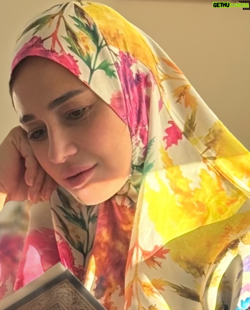 Haala Shiha - 15.6K Likes - قرنَ اللهُ تعالى عبادتَهُ وحده — وهي أعظمُ العبادات — ببرِّ الوالدين، فجعل الإحسان إليهما بعد توحيده، ليُبيِّن عِظَم قدرهما ورفعة مكانتهما عنده سبحانه
📖 أولًا: آيات من القرآن الكريم

﴿وَقَضَىٰ رَبُّكَ أَلَّا تَعْبُدُوا إِلَّا إِيَّاهُ وَبِالْوَالِدَيْنِ إِحْسَانًا﴾
الإسراء: 23

﴿وَبِالْوَالِدَيْنِ إِحْسَانًا﴾
البقرة: 83

﴿وَاخْفِضْ لَهُمَا جَنَاحَ الذُّلِّ مِنَ الرَّحْمَةِ﴾
الإسراء: 24

﴿وَقُل رَّبِّ ارْحَمْهُمَا كَمَا رَبَّيَانِي صَغِيرًا﴾
الإسراء: 24

﴿أَنِ اشْكُرْ لِي وَلِوَالِدَيْكَ﴾
لقمان: 14

﴿وَوَصَّيْنَا الإِنسَانَ بِوَالِدَيْهِ ۖ حَمَلَتْهُ أُمُّهُ وَهْنًا عَلَىٰ وَهْنٍ﴾
لقمان: 14

﴿وَحَمْلُهُ وَفِصَالُهُ ثَلَاثُونَ شَهْرًا﴾
الأحقاف: 15

⸻

🌸 ثانيًا: أحاديث نبوية شريفة

• قال رجل: يا رسول الله، من أحق الناس بحسن صحابتي؟
قال: أمك.
قال: ثم من؟
قال: أمك.
قال: ثم من؟
قال: أمك.
قال: ثم من؟
قال: أبوك.
متفق عليه

• قال رسول الله ﷺ: “الجنة تحت أقدام الأمهات”
حديث حسن

• قال ﷺ: “رضا الرب في رضا الوالد، وسخط الرب في سخط الوالد”
الترمذي

• قال ﷺ: “أنت ومالك لأبيك”
ابن ماجه

• قال ﷺ: “أحب الأعمال إلى الله: الصلاة على وقتها”
قيل: ثم أي؟
قال: بر الوالدين
متفق عليه

⸻

🌼 ثالثًا: أدعية جميلة للوالدين

اللهم ارحم والديّ كما ربياني صغيرًا.
اللهم ارزقني برهما قولًا وفعلاً ونيةً.
اللهم اجعل الجنة دارًا لهما وقرارًا.
اللهم اجبر خاطر أمي وبارك في عمرها وصحتها.
اللهم امين 🤲🏻 
#بر-الوالدبن  #الله #القران_الكريم
