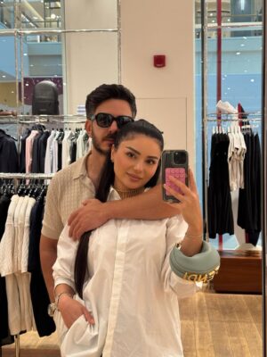 Haifa Hassony Instagram - ست سنين وإنت مو بس زوجي ..
إنت الأمان والضحكة وكل العمر 
كبر الحب ويانه وكبرت أحلامنا وكل يوم أتأكد إن اختيارك كان أجمل قرار بحياتي 
عيد زواجنا السادس… وياك العمر يحلى أكثر 🤍
 @bakr_khald
