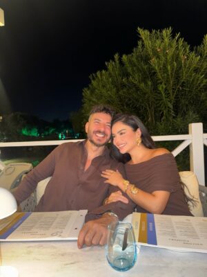 Haifa Hassony Instagram - ست سنين وإنت مو بس زوجي ..
إنت الأمان والضحكة وكل العمر 
كبر الحب ويانه وكبرت أحلامنا وكل يوم أتأكد إن اختيارك كان أجمل قرار بحياتي 
عيد زواجنا السادس… وياك العمر يحلى أكثر 🤍
 @bakr_khald
