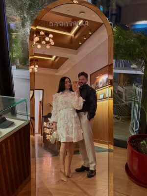 Haifa Hassony Instagram - ست سنين وإنت مو بس زوجي ..
إنت الأمان والضحكة وكل العمر 
كبر الحب ويانه وكبرت أحلامنا وكل يوم أتأكد إن اختيارك كان أجمل قرار بحياتي 
عيد زواجنا السادس… وياك العمر يحلى أكثر 🤍
 @bakr_khald