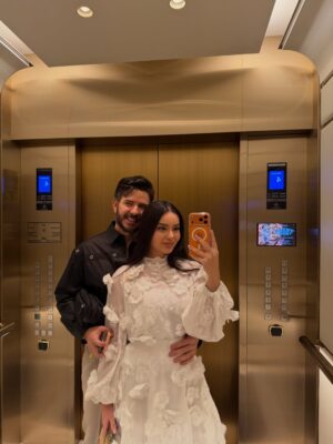 Haifa Hassony Instagram - ست سنين وإنت مو بس زوجي ..
إنت الأمان والضحكة وكل العمر 
كبر الحب ويانه وكبرت أحلامنا وكل يوم أتأكد إن اختيارك كان أجمل قرار بحياتي 
عيد زواجنا السادس… وياك العمر يحلى أكثر 🤍
 @bakr_khald