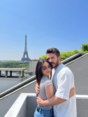 Haifa Hassony Instagram - ست سنين وإنت مو بس زوجي ..
إنت الأمان والضحكة وكل العمر 
كبر الحب ويانه وكبرت أحلامنا وكل يوم أتأكد إن اختيارك كان أجمل قرار بحياتي 
عيد زواجنا السادس… وياك العمر يحلى أكثر 🤍
 @bakr_khald