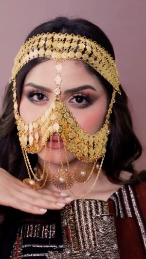Hala Al Turk Instagram - اول مرة اشارك في ترند، و بصراحة كانت من اجمل و احلى التجارب الي سويتها 🥹❤️‍🔥
 عراقي x بحريني 🇧🇭🇮🇶

Hair @haithamlabban.official 
Makeup by my dearest childhood friend @zahraabinrajab 💕
Jewelry @ghanemjewellery 
Face jewelry @accessorygirl_ 
Outfit @boho.bh_ 
Videographer @mo_haiki 
Location @zt_studio_bh