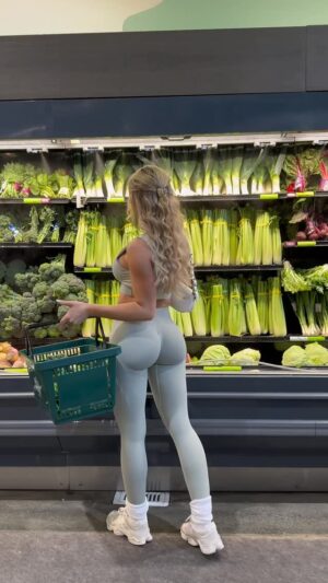 Hannah Brooke Instagram - Post workout grocery stop in my @hellobodyfit ultra-sculpt leggings set in matcha 🍵
(Back before I had a baby growing in this belly 🥹)