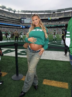 Hannah Brooke Instagram - A Jets win 🏈
Wearing @windsorstore #windsorambassador #ad