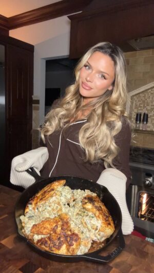 Hannah Brooke Instagram - What better way to celebrate an away game at home than with a @premiofoods recipe!? They are the official sausage of the New York Jets so of course I had to make a sideline snack 🏈 Happy game day! #SidelineSnacks #ad