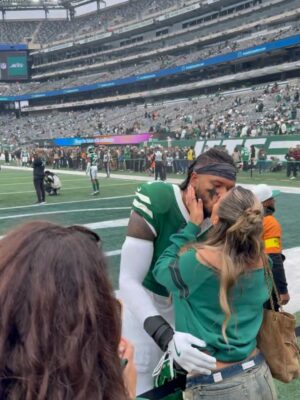 Hannah Brooke Instagram - A Jets win 🏈
Wearing @windsorstore #windsorambassador #ad