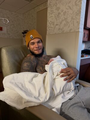 Hannah Brooke Instagram - Welcome to the world, Kayto Jermaine Johnson 🖤… safe to say we are in baby land right now. 
Born 1/21/26
8:53am
8lbs 10 oz (my big boy 🤣)