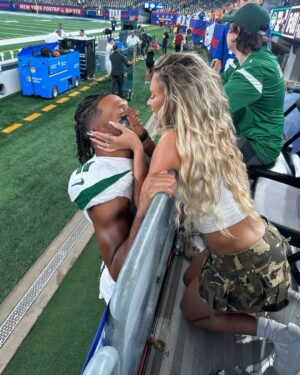 Hannah Brooke Instagram - Very bittersweet leaving New York… this has been our home together for years and I’m so grateful to have had some of the best memories of my life here. MetLife, you will be missed!
@nyjets thank you for giving my man the opportunity to do what he loves the past 4 years 💚
Onto the next chapter… Tennessee HERE WE COME 😍
Go Titans 💙🎉🎉🎉🎉