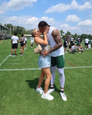 Hannah Brooke Instagram - Very bittersweet leaving New York… this has been our home together for years and I’m so grateful to have had some of the best memories of my life here. MetLife, you will be missed!
@nyjets thank you for giving my man the opportunity to do what he loves the past 4 years 💚
Onto the next chapter… Tennessee HERE WE COME 😍
Go Titans 💙🎉🎉🎉🎉