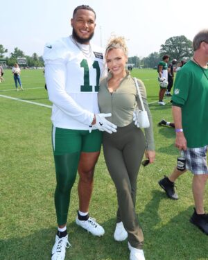 Hannah Brooke Instagram - Very bittersweet leaving New York… this has been our home together for years and I’m so grateful to have had some of the best memories of my life here. MetLife, you will be missed!
@nyjets thank you for giving my man the opportunity to do what he loves the past 4 years 💚
Onto the next chapter… Tennessee HERE WE COME 😍
Go Titans 💙🎉🎉🎉🎉