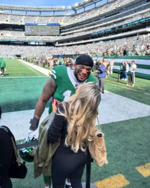 Hannah Brooke Instagram - Very bittersweet leaving New York… this has been our home together for years and I’m so grateful to have had some of the best memories of my life here. MetLife, you will be missed!
@nyjets thank you for giving my man the opportunity to do what he loves the past 4 years 💚
Onto the next chapter… Tennessee HERE WE COME 😍
Go Titans 💙🎉🎉🎉🎉