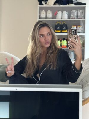 Hannah Brooke Instagram - The past four weeks being a mommy 🤍
Pumping, living in pajamas, baby bath time, my first aperol spritz in 10 months, and lots of snuggles 🥹