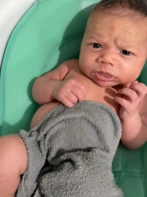 Hannah Brooke Instagram - The past four weeks being a mommy 🤍
Pumping, living in pajamas, baby bath time, my first aperol spritz in 10 months, and lots of snuggles 🥹