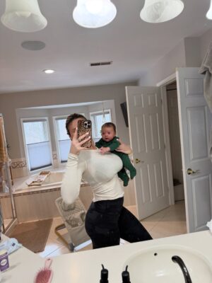 Hannah Brooke Instagram - The past four weeks being a mommy 🤍
Pumping, living in pajamas, baby bath time, my first aperol spritz in 10 months, and lots of snuggles 🥹
