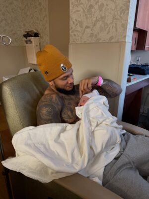 Hannah Brooke Instagram - Welcome to the world, Kayto Jermaine Johnson 🖤… safe to say we are in baby land right now.
Born 1/21/26
8:53am
8lbs 10 oz (my big boy 🤣)