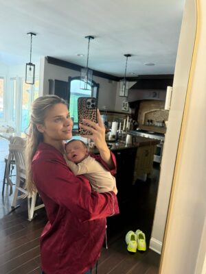 Hannah Brooke Instagram - The past four weeks being a mommy 🤍
Pumping, living in pajamas, baby bath time, my first aperol spritz in 10 months, and lots of snuggles 🥹