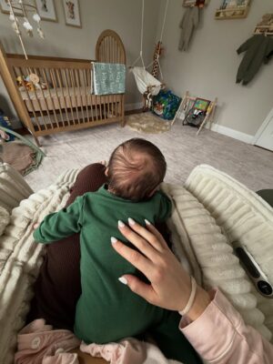 Hannah Brooke Instagram - The past four weeks being a mommy 🤍
Pumping, living in pajamas, baby bath time, my first aperol spritz in 10 months, and lots of snuggles 🥹