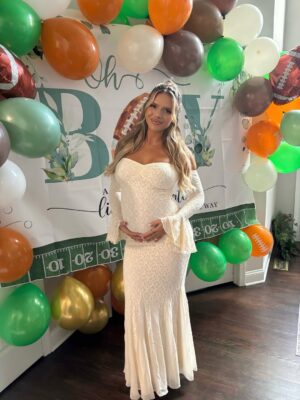 Hannah Brooke Instagram - The sweetest baby shower 🍼✨ Thank you to everyone who came and celebrated our baby Johnson on the way 🥹