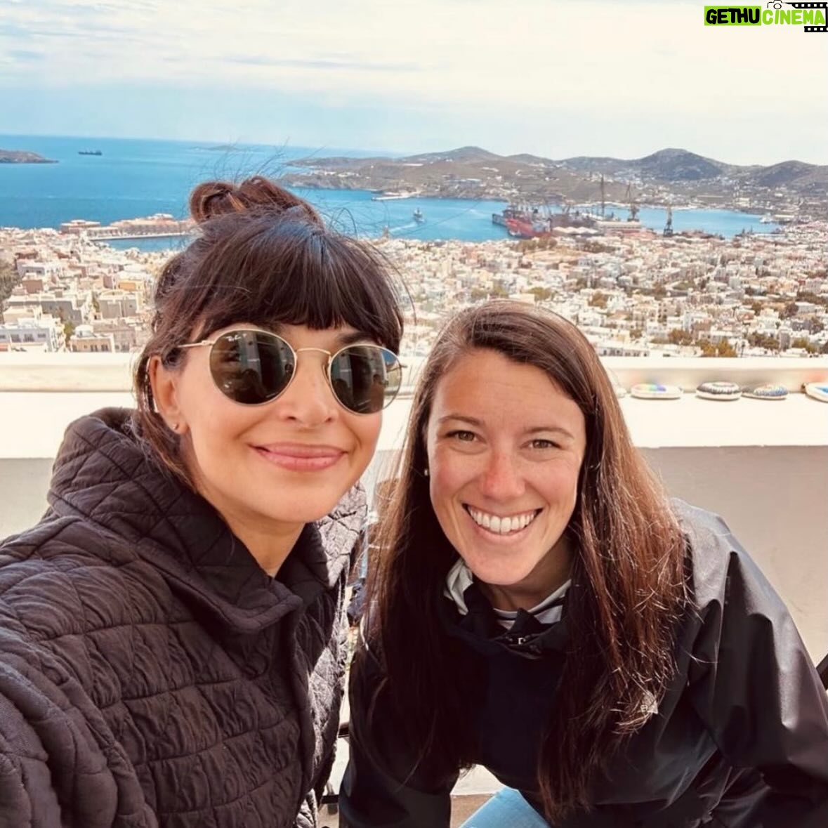 Hannah Simone - 31.4K Likes - Everything I have done is because of the crazy love, unhinged support and undeniable hotness of the women I am lucky enough to be loved by 👀❤️ tag your ride or dies below 💃🏽💃🏽