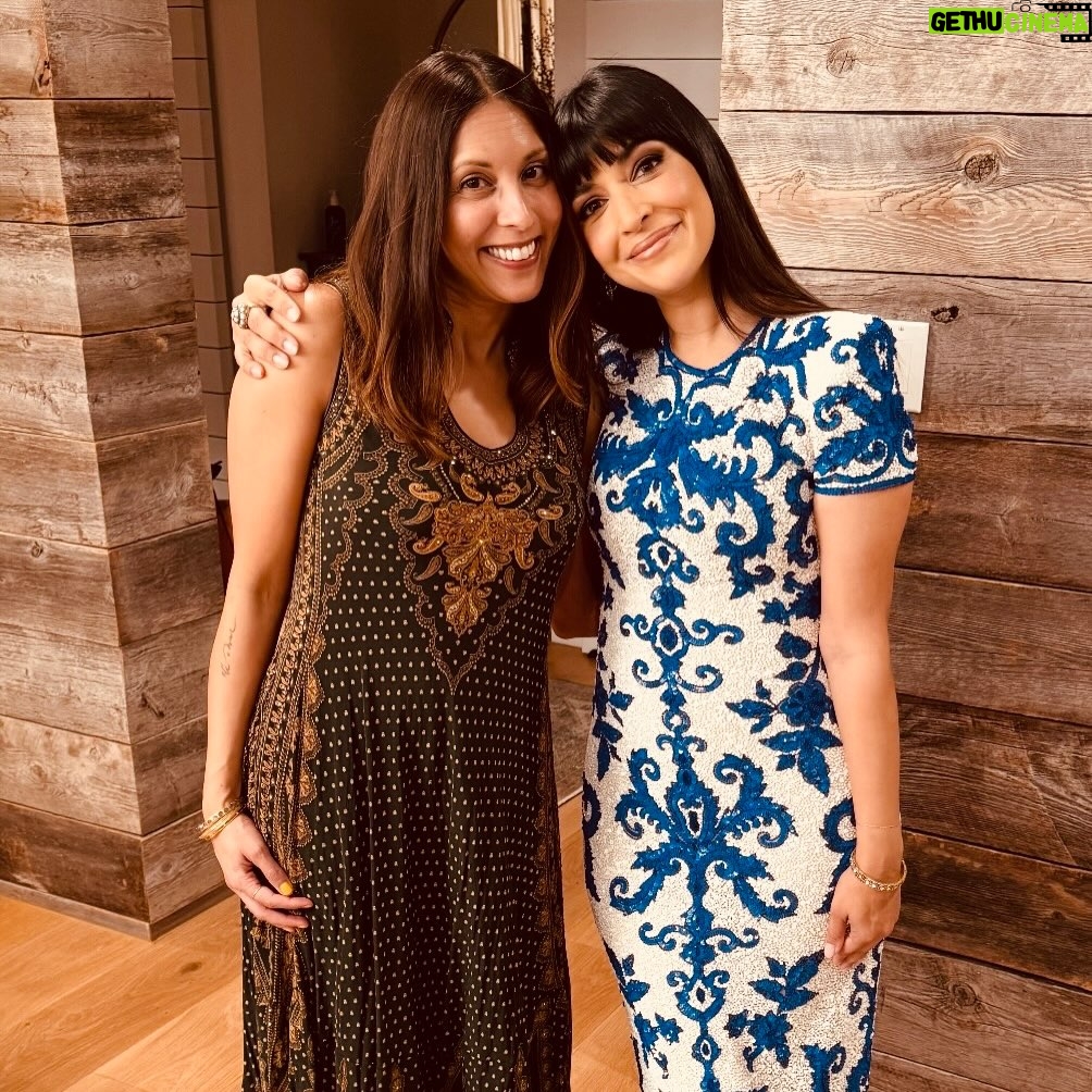 Hannah Simone - 31.4K Likes - Everything I have done is because of the crazy love, unhinged support and undeniable hotness of the women I am lucky enough to be loved by 👀❤️ tag your ride or dies below 💃🏽💃🏽