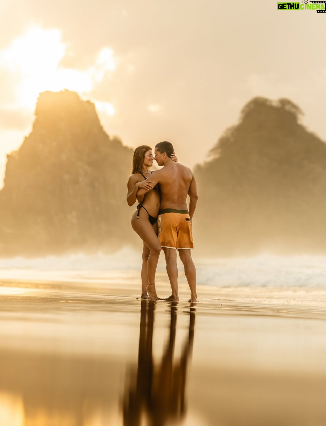 Hariany Almeida - 249.3K Likes - Vale a pena dividir a vida com o amor da sua vida… 
obrigada por ser tão completo, você chegou quando eu menos esperava, e hoje me faz a mulher mais feliz do mundo, te amo cada dia mais, feliz nosso dia 01 🫶🏼 ✨ 🧑‍❤️‍🧑 @machadorenan 

📸 fotografia: @neuronha