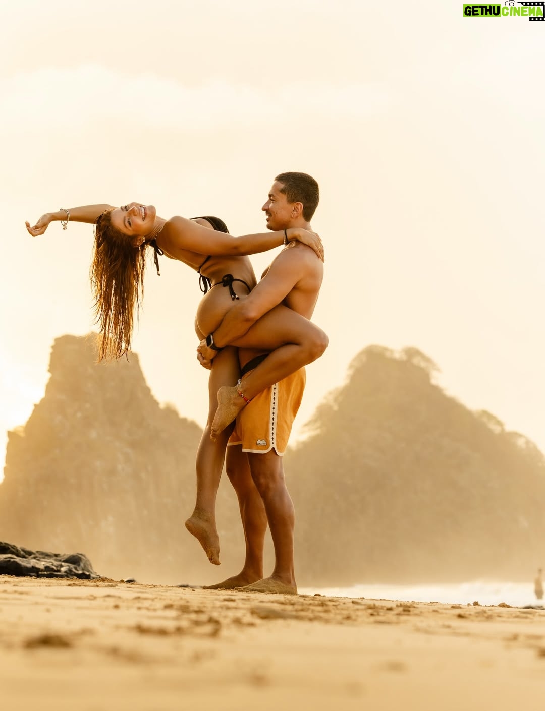 Hariany Almeida - 249.3K Likes - Vale a pena dividir a vida com o amor da sua vida… 
obrigada por ser tão completo, você chegou quando eu menos esperava, e hoje me faz a mulher mais feliz do mundo, te amo cada dia mais, feliz nosso dia 01 🫶🏼 ✨ 🧑‍❤️‍🧑 @machadorenan 

📸 fotografia: @neuronha