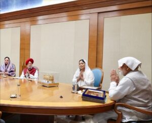 Harshdeep Kaur Instagram - A day for the books! So honored to have met with the Honourable Prime Minister of India Shri @narendramodi ji on the Eve of his 75th Birthday at his residence in New Delhi
What made this meeting even more special for me was the moment he requested me to sing “Ik Onkar” the Mool Mantra sung by me from the Gurbani 🙏🏼
My deepest gratitude to Shri @hardeepspuri ji for making me a part of this delegation along with some esteemed members of the Sikh Committee, formed for the safekeeping and befitting display of Holy “Jore Sahib” belonging to our 10th Guru Sri Guru Gobind Singh Ji Maharaj and his wife Mata Sahib Kaur Ji.
I stand with a heart full of emotions, goosebumps and a profound sense of humility..to be chosen as a representative of the Sikh community for this sacred cause.
Waheguru 🙏🏼
#narendramodi #ikonkar #pmoindia #harshdeepkaur