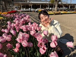 Haru Instagram - 🌷
春を感じに出かけた日。
また寒くなってるから、みんなあったかくね！
2枚目の写真、どこにいるでしょうか？💐