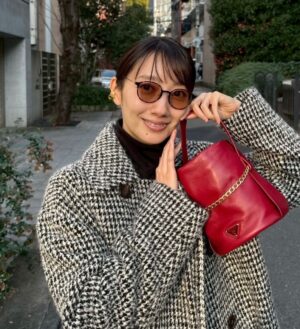 Haru Instagram - ❄️❤️
寒い季節に胸が躍るようなギフトを @prada さんからいただきました。
遊び心に溢れたブレスレットも✨

#pradaholiday 
@prada