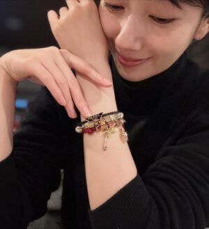 Haru Instagram - ❄️❤️
寒い季節に胸が躍るようなギフトを @prada さんからいただきました。
遊び心に溢れたブレスレットも✨

#pradaholiday 
@prada