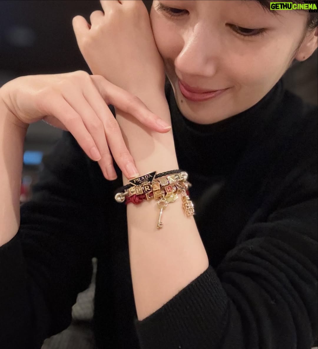 Haru - 131.9K Likes - ❄️❤️
寒い季節に胸が躍るようなギフトを @prada さんからいただきました。
遊び心に溢れたブレスレットも✨

#pradaholiday 
@prada