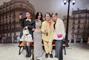 Haruna Kondo Instagram - 🎊

MISAMOさんの
MISAMO 1st Listening Party「PLAY」
にご招待いただき、行ってきました🥳
アルバムの世界観に入れたんだよ！！
めーっちゃかわいかったぁ🥰🥰🥰
アルバム、毎日聴いてるんだけど、
「PLAY」ってタイトルにふさわしい、様々な色や表情の
曲たちで、MISAMOさんの表現が素晴らしくて、
だいすきなアルバム！
まだ触れていない人はぜひ聴いてほしいし、
MVも見てほしいいい🐰

楽しすぎるイベントで最高だった！！
グッズも買えた😘🫧
オンライン限定も楽しみだね😊

3人と会える時は、いつもふがふがしちゃう🥴
この時も3人やさしくって、ポーズのリクエストにも
応えてくれて、本当にありがとうの気持ちでいっぱい！
いつも幸せをありがとう🫶🏻🫶🏻🫶🏻

写真↓
①3人が美しすぎて眩しいよ。黄色いジャケットの人はエルトンジョンではありません
②HAMISAMO復活
③わたしはアジアの大富豪感出てしまっている
④ももちゃんとばっさーは別の世界にいますか?
⑤ねずみにしてほしいと言うおかしなお願いにも応えてくれるやさしさ
⑥やさしさパート2。表情も完璧かよ
⑦おれたちわんす
⑧一緒に写真撮ってもらった！うれしい！ダンス最強
⑨あえて座らないわんす
⑩かっこいいジャケ
11うつくしいジャケ
12美術館に飾りたいジャケ
13Confettiな足元
14プリ機もあって最高！顔が変わらないのがまた最高！
15ばっさー動画ありがとう

#MISAMO さん
#PLAY

@jypetwice_japan