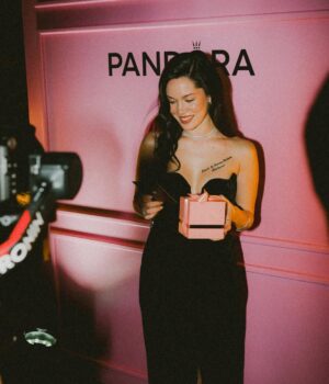 Hazal Subaşı Instagram - #BeLove ♥️ @theofficialpandora
#işbirliği