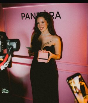 Hazal Subaşı Instagram - #BeLove ♥️ @theofficialpandora
#işbirliği
