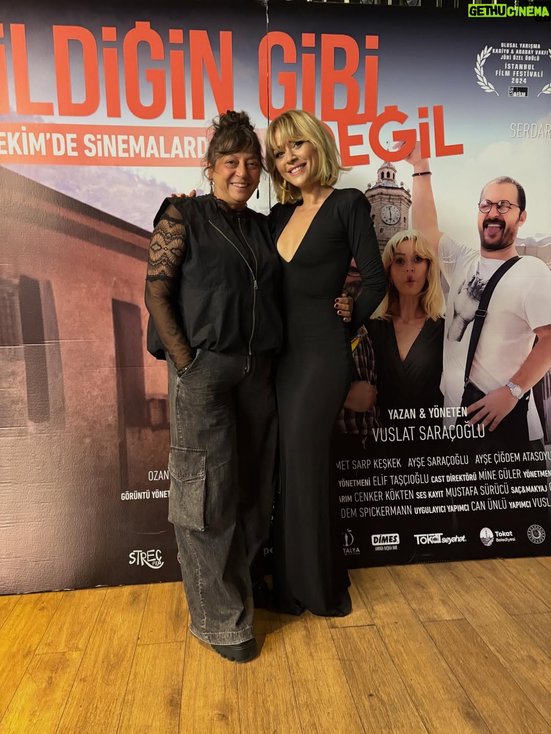 Hazal Türesan - 30.6K Likes - 2025 beni sarıp sarmalamış🤗 eski dostlarım sağlıkla kalmış benimle, mesela  @ebrudemirdovenn in bilmemlaçıncı doğum gününü kutlamışız birlikte yine, kardeşim @egemiko ve yeni kardeşim @quentin_cg_ ile Brugge’ a gitmişiz, küvet kızlarımla yine bir şeyi ya birlikte atlatmış ya da kutlamışız. Burada değil de Almanya-İtalya-Avusturya rotasında tanışmışım yeni dostlarımla. Canım Magarsus’um girmiş yayına ve Veliaht tüm şahaneliği ile yepyeni dostlar hediye etmiş bana. İnanmazdım ki yaşım ilerlediğinde yeni dostlar katıyım hayatıma. Oluyomuş🥹❤️ hem de ne güzel oluyomuş. Tüm kalbimle teşekkür ederim ❤️