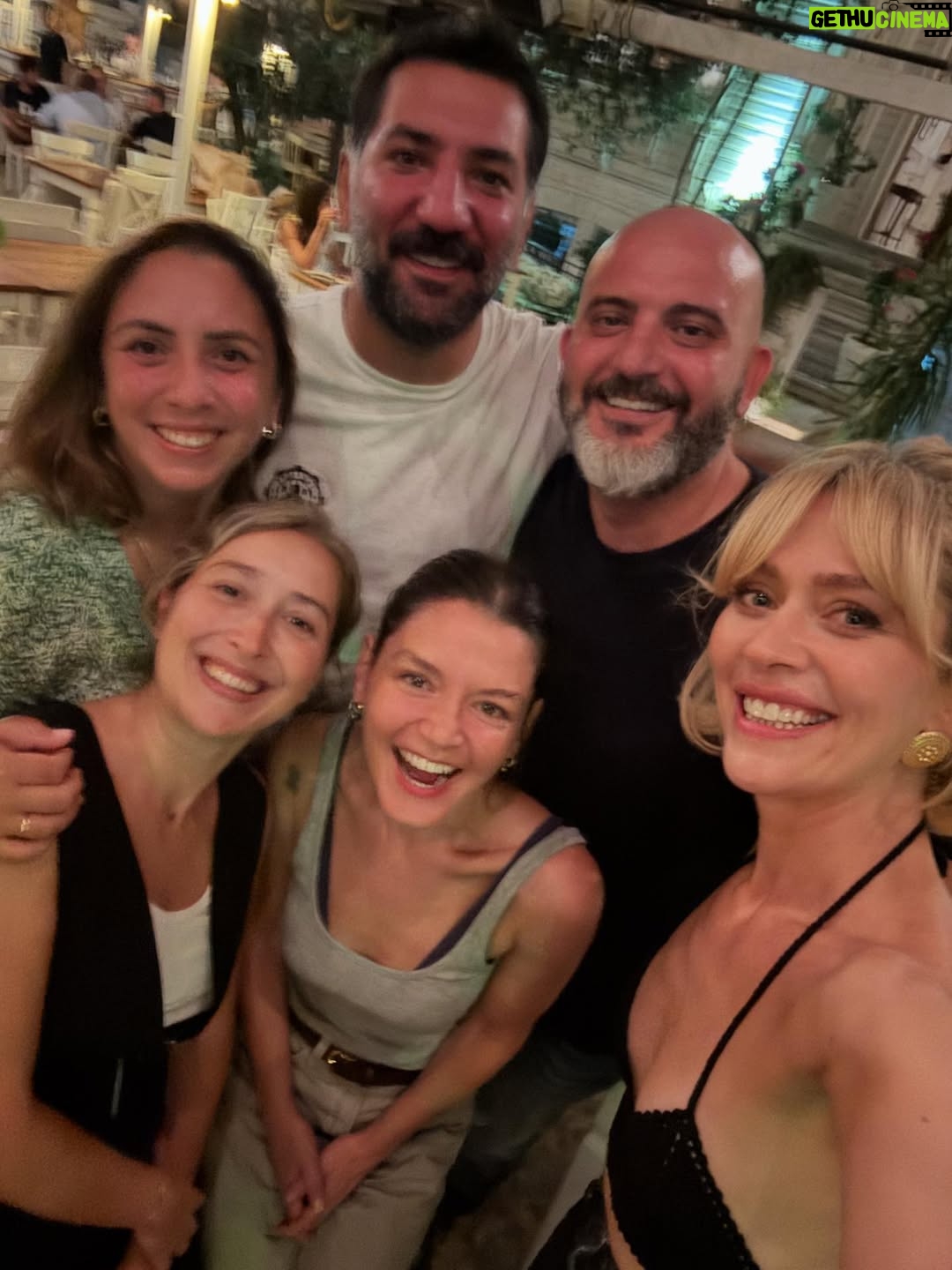 Hazal Türesan - 30.6K Likes - 2025 beni sarıp sarmalamış🤗 eski dostlarım sağlıkla kalmış benimle, mesela  @ebrudemirdovenn in bilmemlaçıncı doğum gününü kutlamışız birlikte yine, kardeşim @egemiko ve yeni kardeşim @quentin_cg_ ile Brugge’ a gitmişiz, küvet kızlarımla yine bir şeyi ya birlikte atlatmış ya da kutlamışız. Burada değil de Almanya-İtalya-Avusturya rotasında tanışmışım yeni dostlarımla. Canım Magarsus’um girmiş yayına ve Veliaht tüm şahaneliği ile yepyeni dostlar hediye etmiş bana. İnanmazdım ki yaşım ilerlediğinde yeni dostlar katıyım hayatıma. Oluyomuş🥹❤️ hem de ne güzel oluyomuş. Tüm kalbimle teşekkür ederim ❤️
