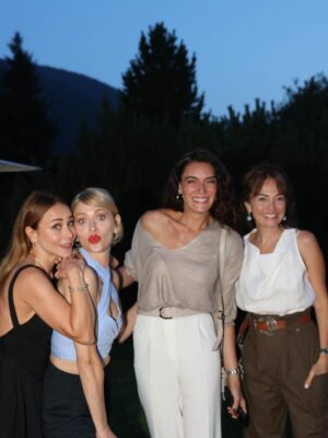 Hazal Türesan Instagram - 2025 beni sarıp sarmalamış🤗 eski dostlarım sağlıkla kalmış benimle, mesela  @ebrudemirdovenn in bilmemlaçıncı doğum gününü kutlamışız birlikte yine, kardeşim @egemiko ve yeni kardeşim @quentin_cg_ ile Brugge’ a gitmişiz, küvet kızlarımla yine bir şeyi ya birlikte atlatmış ya da kutlamışız. Burada değil de Almanya-İtalya-Avusturya rotasında tanışmışım yeni dostlarımla. Canım Magarsus’um girmiş yayına ve Veliaht tüm şahaneliği ile yepyeni dostlar hediye etmiş bana. İnanmazdım ki yaşım ilerlediğinde yeni dostlar katıyım hayatıma. Oluyomuş🥹❤️ hem de ne güzel oluyomuş. Tüm kalbimle teşekkür ederim ❤️