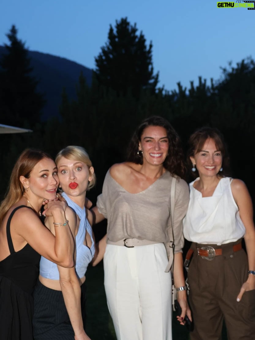 Hazal Türesan - 30.6K Likes - 2025 beni sarıp sarmalamış🤗 eski dostlarım sağlıkla kalmış benimle, mesela  @ebrudemirdovenn in bilmemlaçıncı doğum gününü kutlamışız birlikte yine, kardeşim @egemiko ve yeni kardeşim @quentin_cg_ ile Brugge’ a gitmişiz, küvet kızlarımla yine bir şeyi ya birlikte atlatmış ya da kutlamışız. Burada değil de Almanya-İtalya-Avusturya rotasında tanışmışım yeni dostlarımla. Canım Magarsus’um girmiş yayına ve Veliaht tüm şahaneliği ile yepyeni dostlar hediye etmiş bana. İnanmazdım ki yaşım ilerlediğinde yeni dostlar katıyım hayatıma. Oluyomuş🥹❤️ hem de ne güzel oluyomuş. Tüm kalbimle teşekkür ederim ❤️