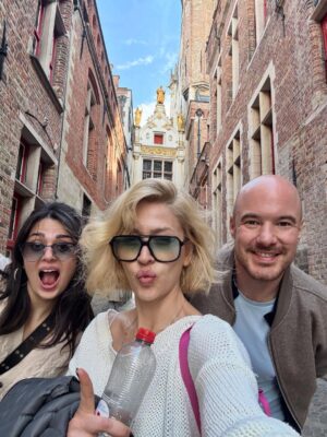 Hazal Türesan Instagram - 2025 beni sarıp sarmalamış🤗 eski dostlarım sağlıkla kalmış benimle, mesela  @ebrudemirdovenn in bilmemlaçıncı doğum gününü kutlamışız birlikte yine, kardeşim @egemiko ve yeni kardeşim @quentin_cg_ ile Brugge’ a gitmişiz, küvet kızlarımla yine bir şeyi ya birlikte atlatmış ya da kutlamışız. Burada değil de Almanya-İtalya-Avusturya rotasında tanışmışım yeni dostlarımla. Canım Magarsus’um girmiş yayına ve Veliaht tüm şahaneliği ile yepyeni dostlar hediye etmiş bana. İnanmazdım ki yaşım ilerlediğinde yeni dostlar katıyım hayatıma. Oluyomuş🥹❤️ hem de ne güzel oluyomuş. Tüm kalbimle teşekkür ederim ❤️
