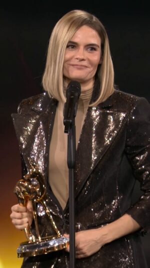 Hazel Brugger Instagram - zünftige glückwünsche an unsere liebste @hazelsgonnahaze zum #BAMBI in der kategorie „comedy“ 🫶 #BAMBIbeiPrime #BAMBI2025
